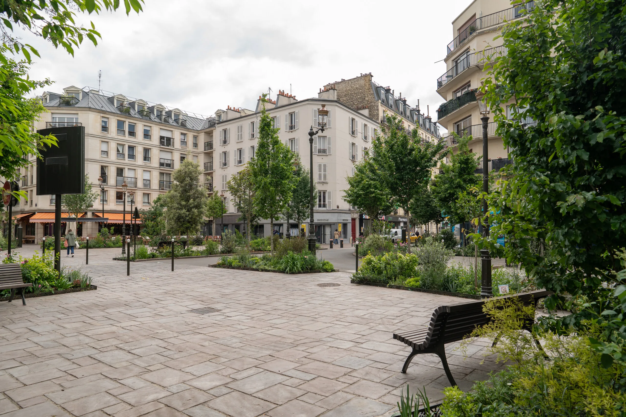 Levallois-Perret — Place Jean Zay